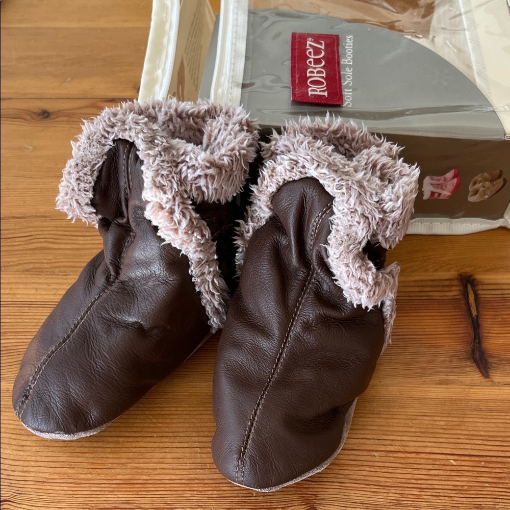 Brand New Robeez Chocolate Baby Booties with Faux Fur 12-18 months